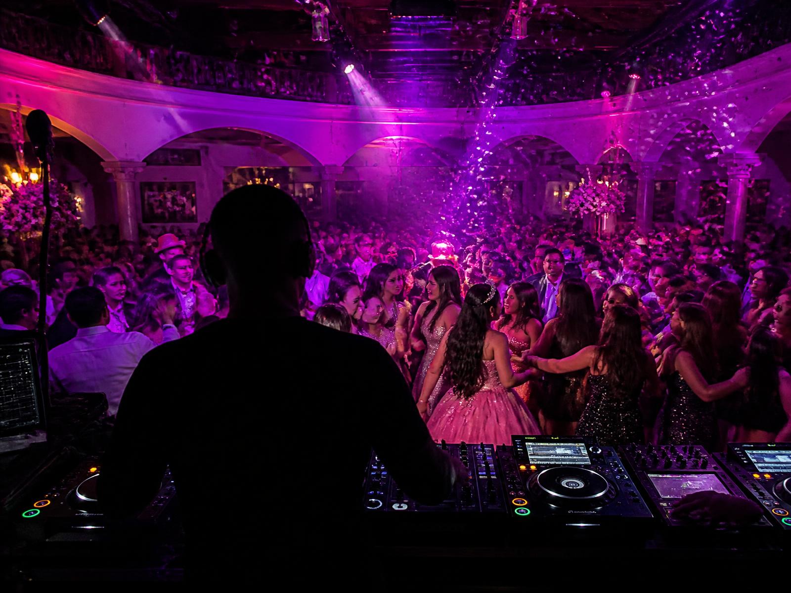 Fiesta de quince años con iluminación magenta y DJ en vivo