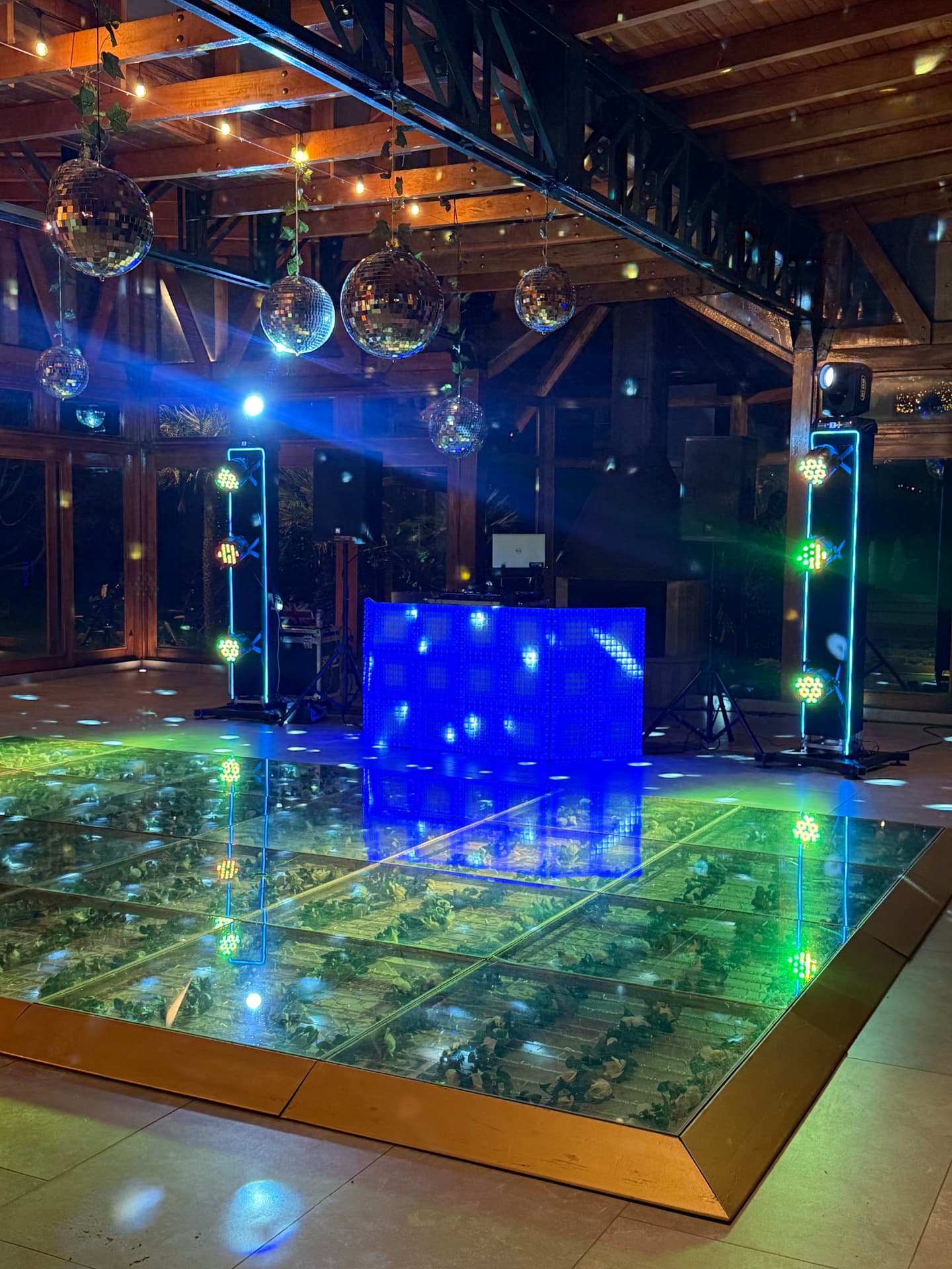Pista de baile en cristal iluminado con estructura de truss