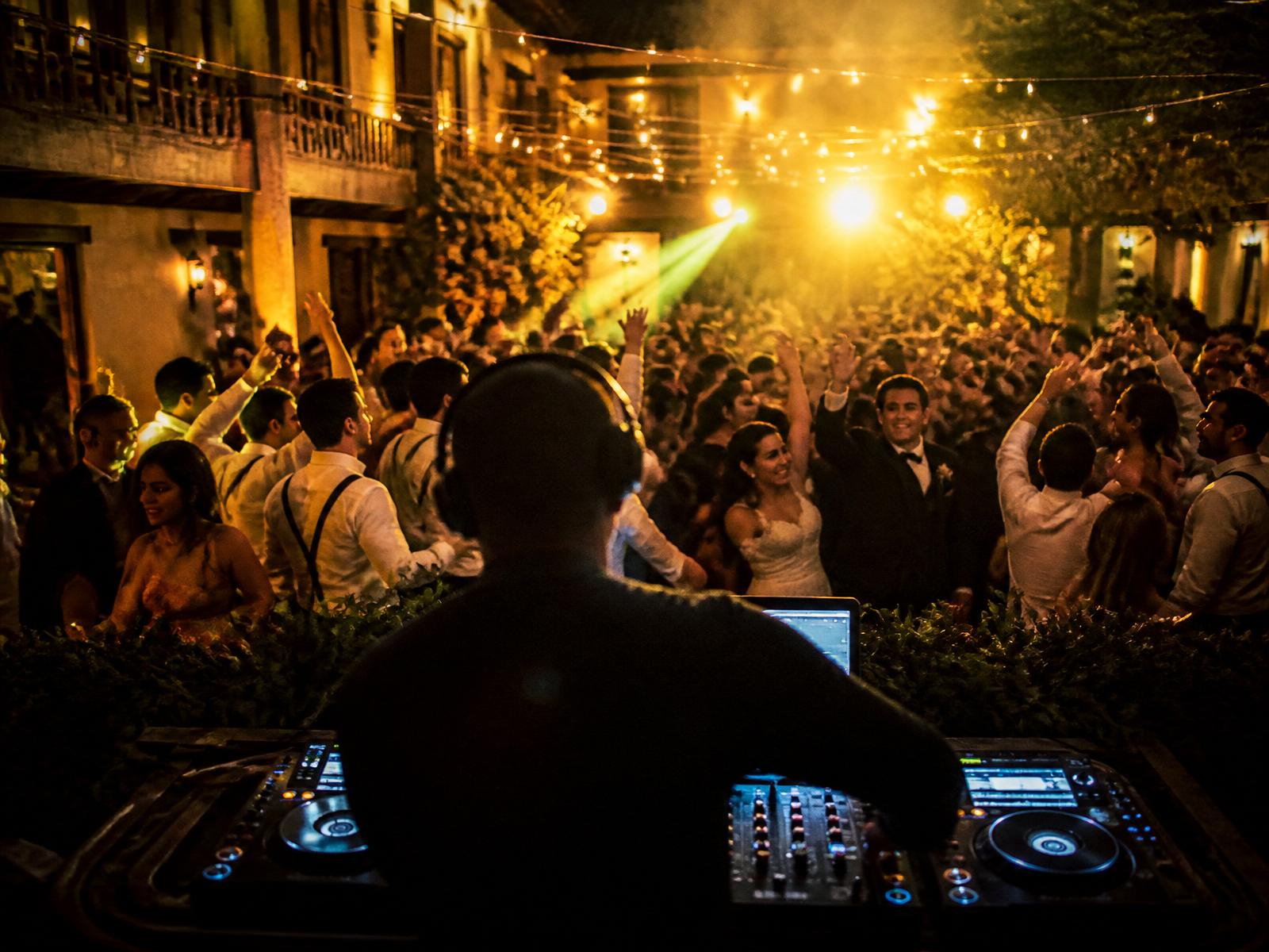 DJ de espaldas frente a la pista en una boda en una hacienda de Subachoque