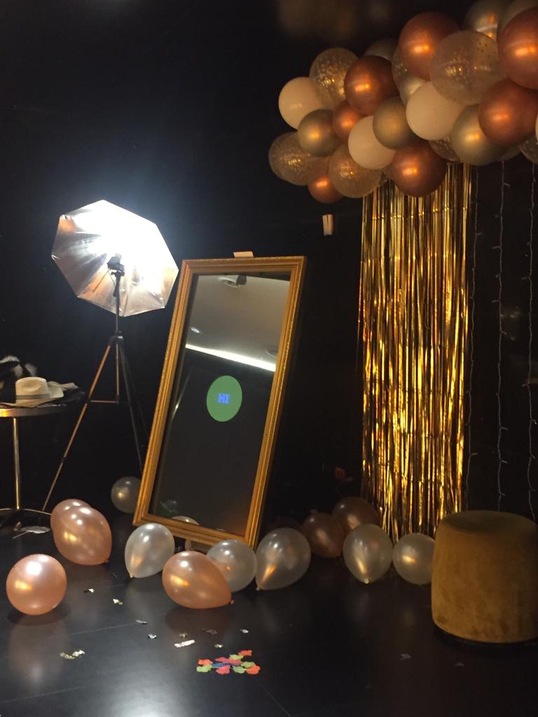 Fotocabina espejo mágico con marco dorado lista para recibir invitados