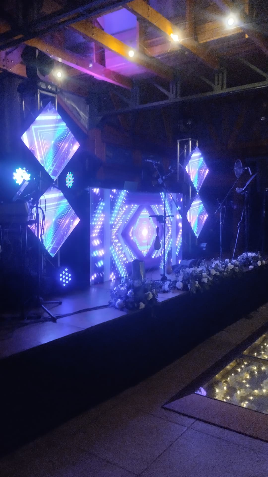 Escenografía LED tipo diamante montada para un evento nocturno