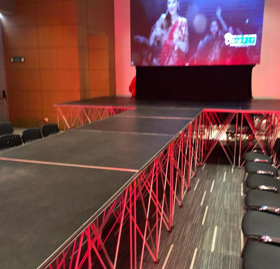 Tarima con pasarela y pantallas LED para un evento empresarial