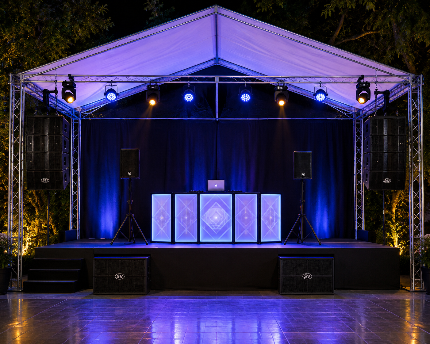 Tarima al aire libre con line array de sonido profesional en un evento en Cundinamarca